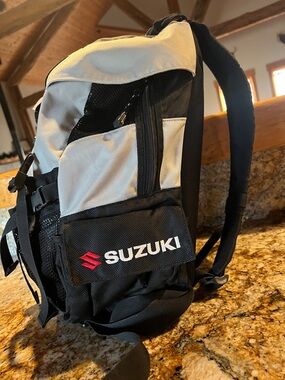 Suzuki Men's Black & Gray Compact Backpack